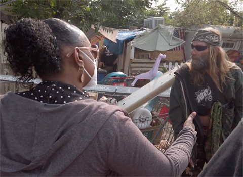 Lakewood PD helps homeless man.png