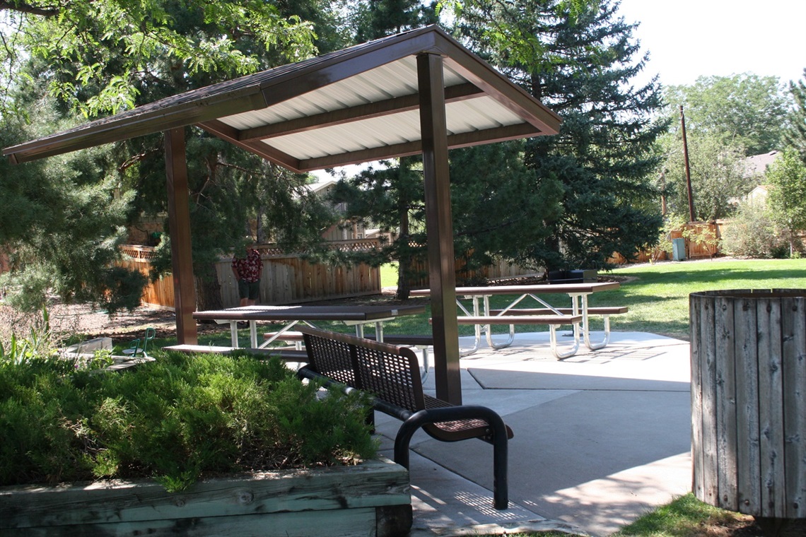 Lochmoor Park shelter and picnic tables