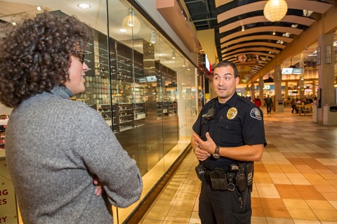 Police Agent talking with a citizen.